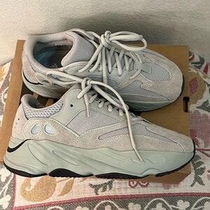 Adidas Yeezy 700